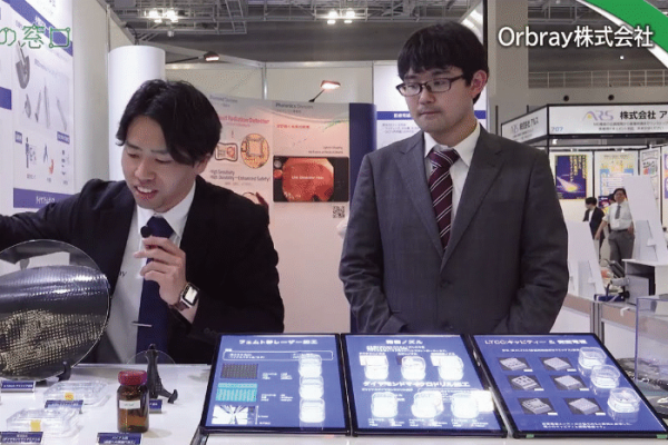 12インチサファイア基板から最小0.5µmの微細穴あけまで。結晶加工と研磨技術の極致